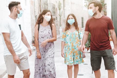 Jeunes dans la rue portant un masque contre le covid-19.