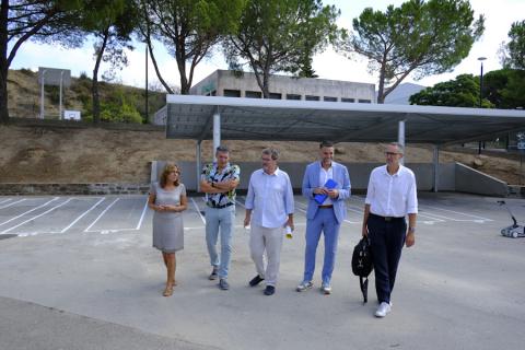 Le vice-président Sébastien Gasparini a été accompagné des responsables du collège Jules-Verne pour une découverte du nouveau préau en avant-première.