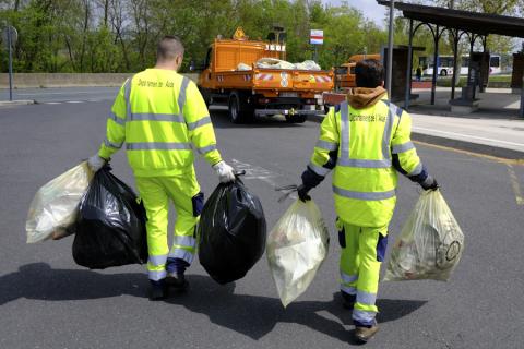 collecte de déchets sur les routes departementales de l'aude