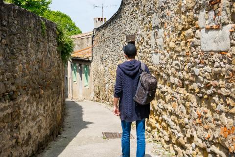Piéton marchant dans les rues de la Cité de Carcassonne