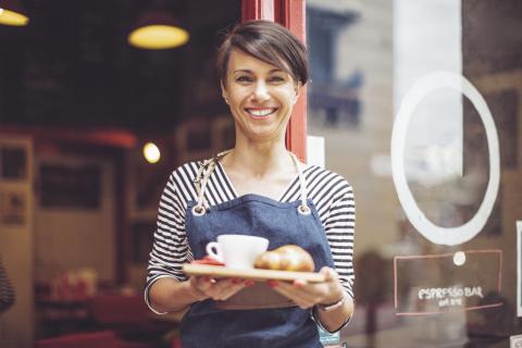 Serveuse dans un restaurant en tant qu'employée saisonnière