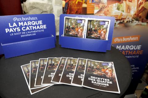 présentation de la brochure de recettes des quatre saisons marque Pays cathare.