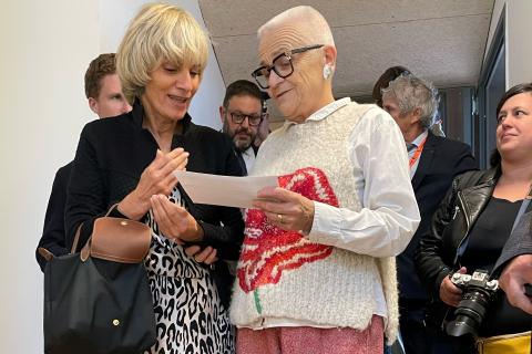 La présidente du Département de l'Aude Hélène Sandragné remet un courrier à  la ministre déléguée à la Ruralité Françoise Gatel