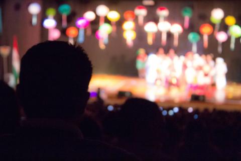 des spectateurs devant une scène de théâtre