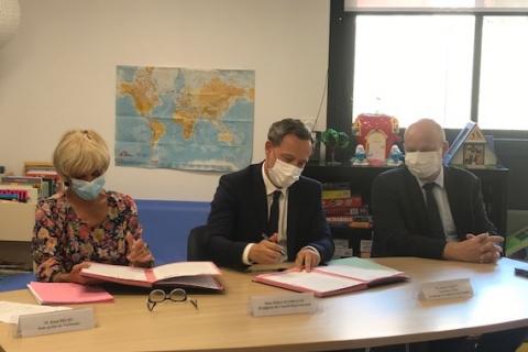 Signature convention protection de l'enfance Hélène Sandragné Adrien Taquet