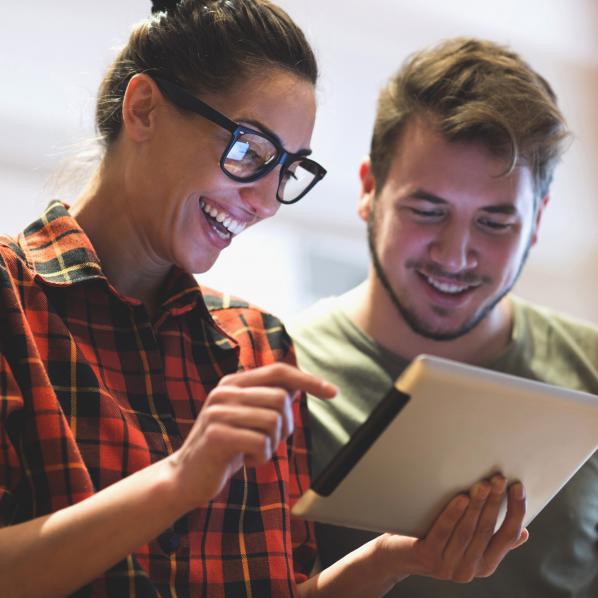 Un couple en train de lire un document