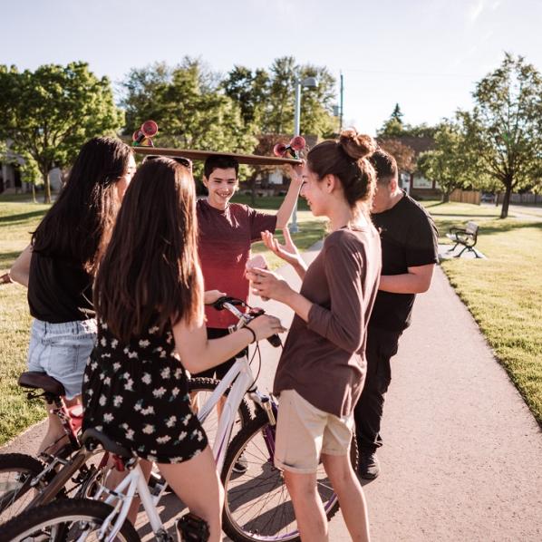 Jeunes dans un parc en train de discuter