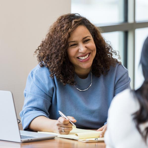 Jeune femme en entretien d'embauche 