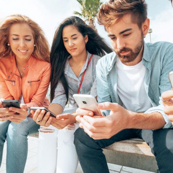 jeunes en train de lire des actus sur leurs smartphones