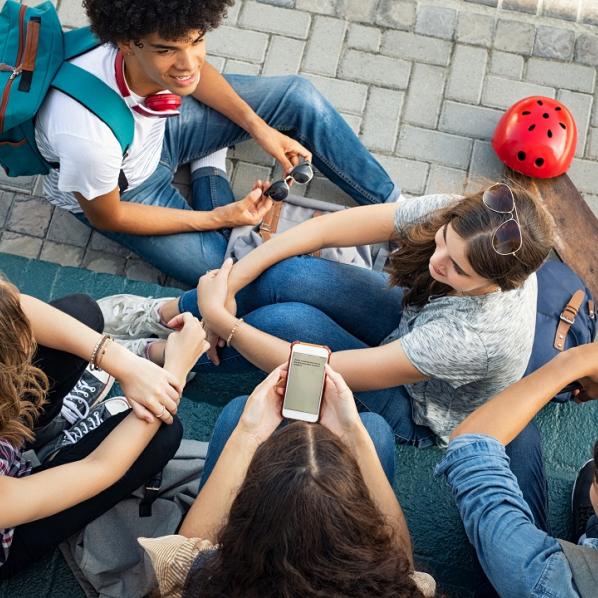 Jeunes assis en train de discuter.