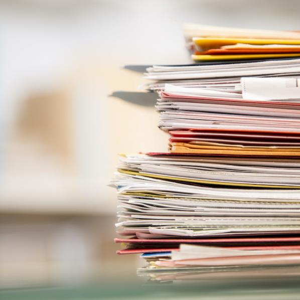 DOSSIERS EMPLIES SUR UNE TABLE