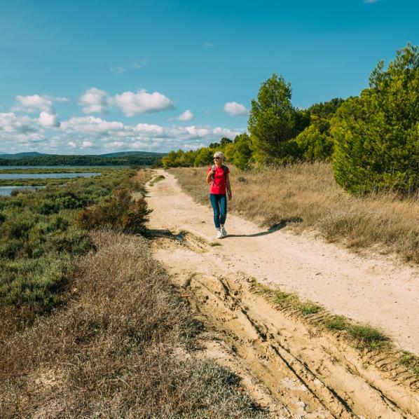 randonneuse au bord de l'étang de Doul, dans l'Aude