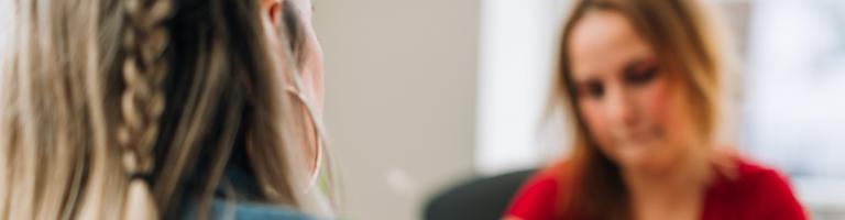 JEUNE FEMME EN ENTRETIEN D'EMBAUCHE POUR UN EMPLOI