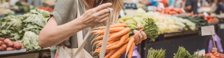 Jeune femme faisant ses courses sur le marché