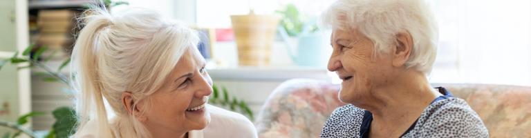 DEUX SENIORS QUI DISCUTENT