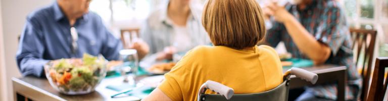 ACCUEIL FAMILIAL - PERSONNE AGEE ET PERSONNE HANDICAPÉE AUTOUR D'UNE TABLE