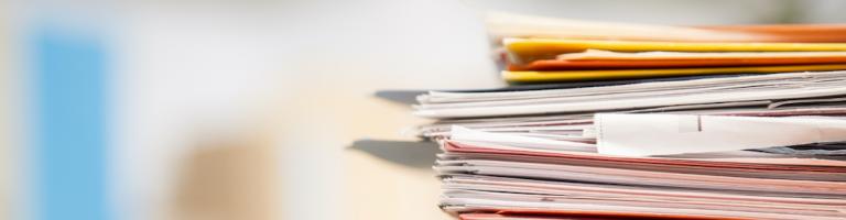 DOSSIERS EMPLIES SUR UNE TABLE