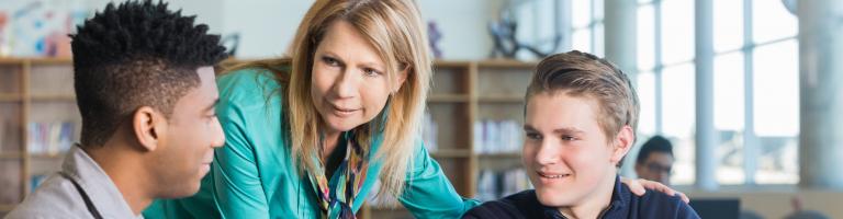 deux jeunes avec une éducatrice