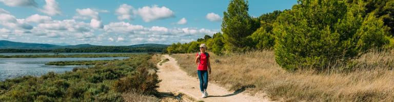 randonneuse au bord de l'étang de Doul, dans l'Aude