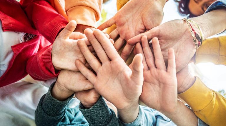 mains jointes en signe de solidarité