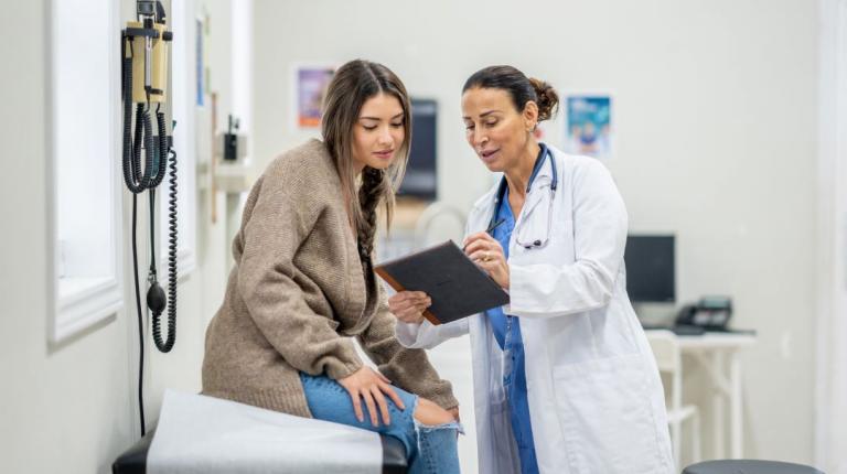 Jeune femme en consultation avec un médecin femme