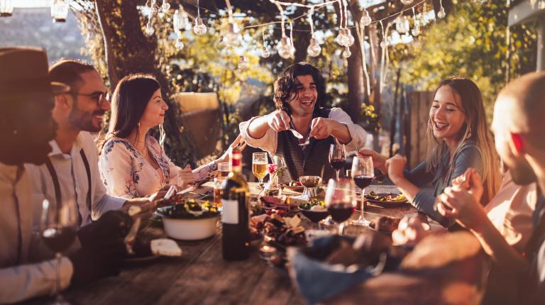 groupe d'amis à table