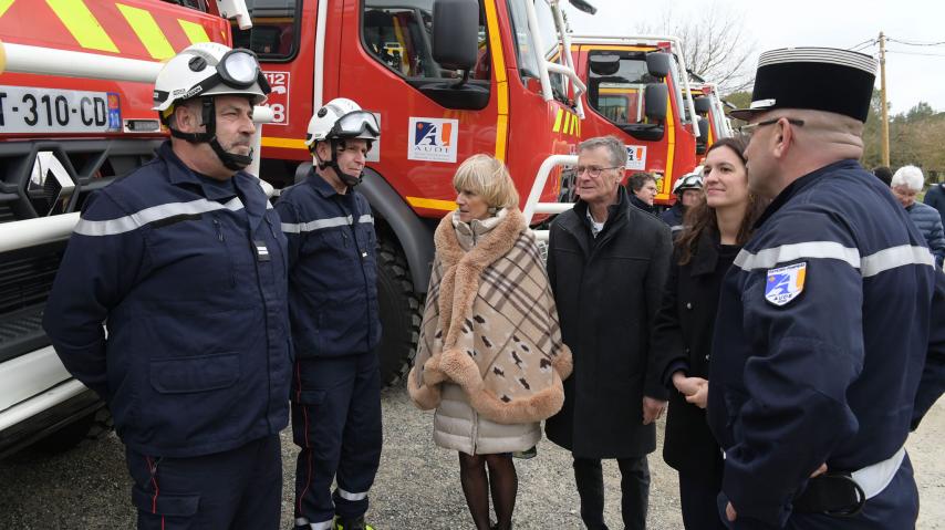 Remise de 11 camions citernes aux pompiers de l'Aude