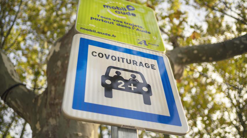 panneau indiquant une aire de covoiturage mobil'aude