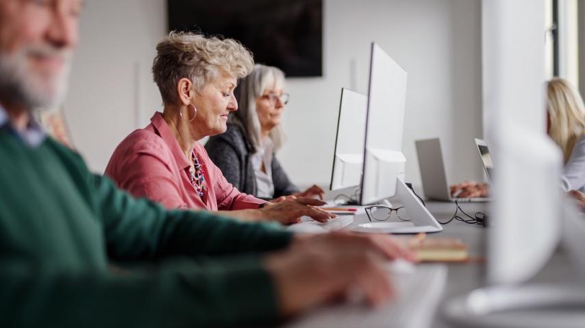 Seniors en train de prendre des cours d'informatique