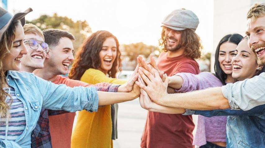 jeunes joignant leurs mains