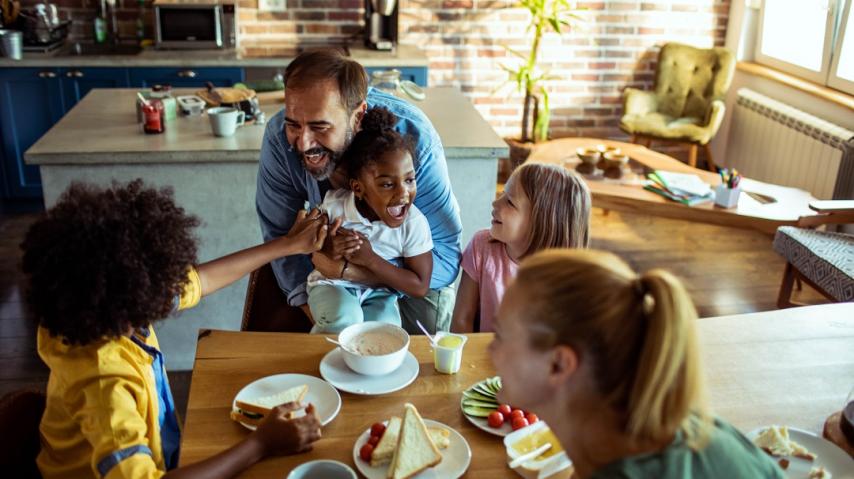 Famille recomposée à table