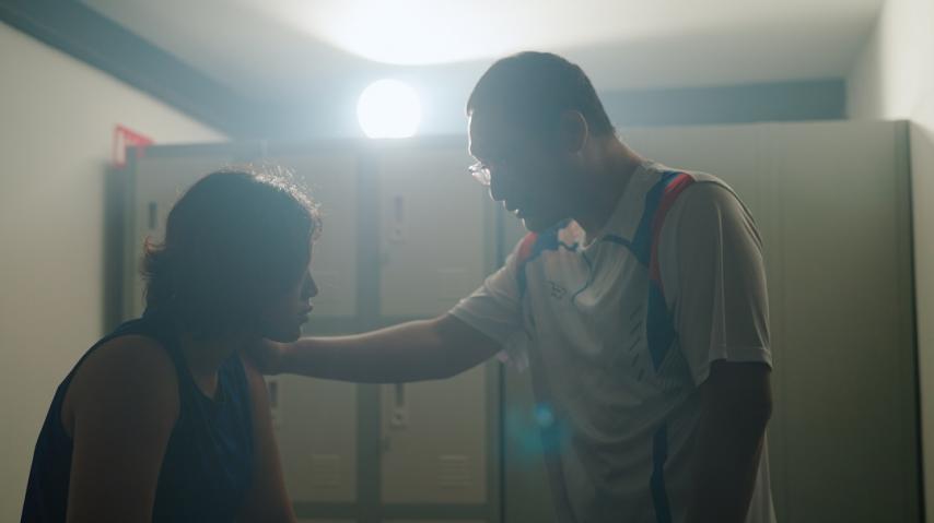 Violences dans le sport, un entraineur avec une jeune fille dans un vestiaire