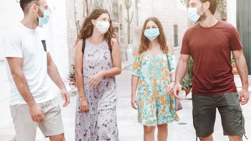Jeunes dans la rue portant un masque contre le covid-19.