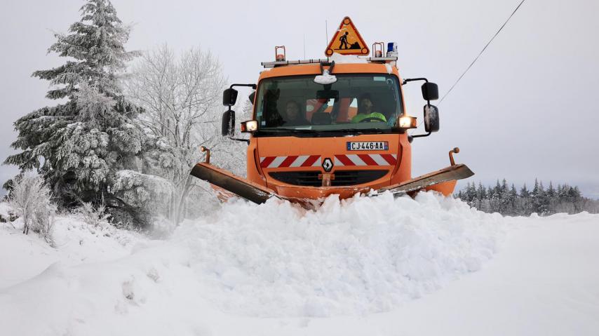 Opérations de déneigement sur le secteur de Cuxac-Cabardès La Loubatière