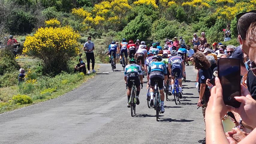 PASSAGE DU PELOTON DE LA ROUTE D'OCCITANIE DANS L'AUDE EN 2021