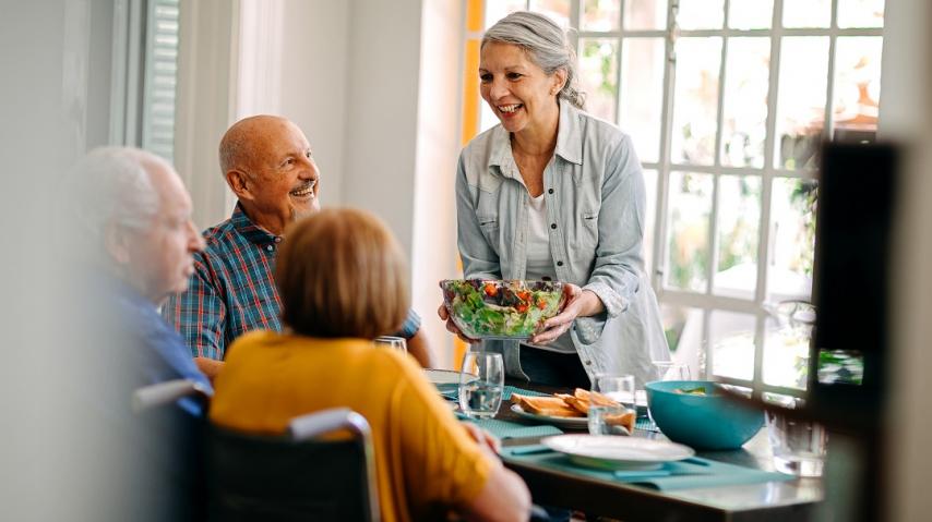 Personnes âgées et handicapées à table