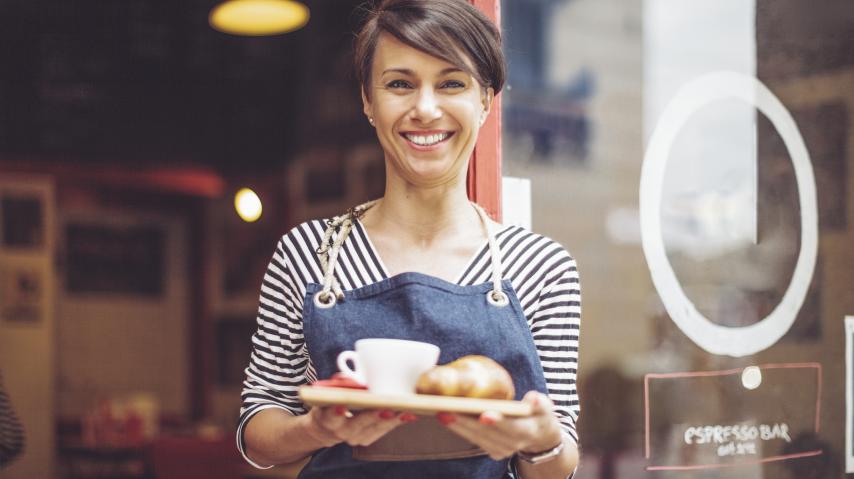 Serveuse dans un restaurant en tant qu'employée saisonnière