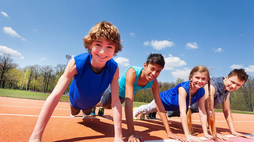 Des adolescents font du sport