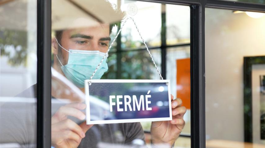 DEVANTURE DE MAGASIN AVEC PANCARTE FERMEE