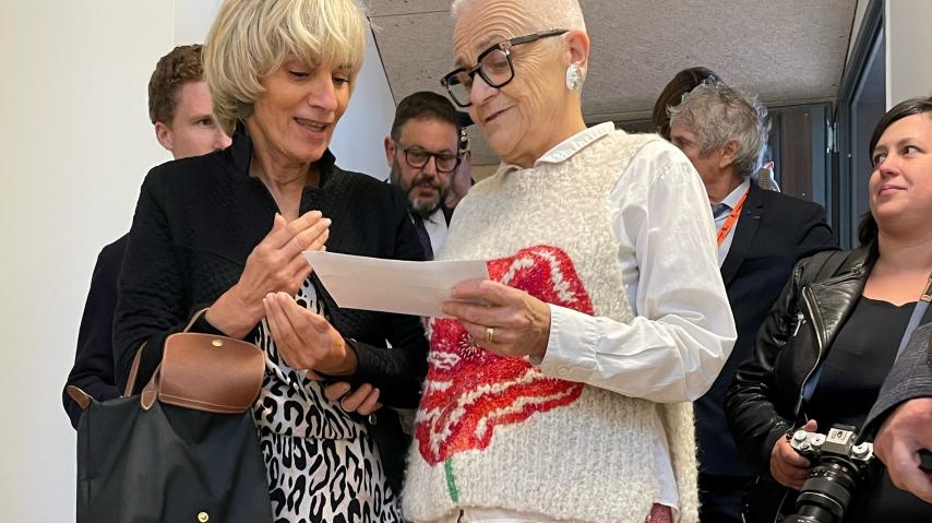 La présidente du Département de l'Aude Hélène Sandragné remet un courrier à  la ministre déléguée à la Ruralité Françoise Gatel