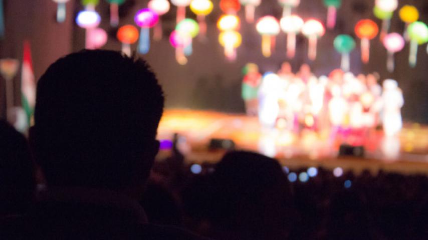 des spectateurs devant une scène de théâtre