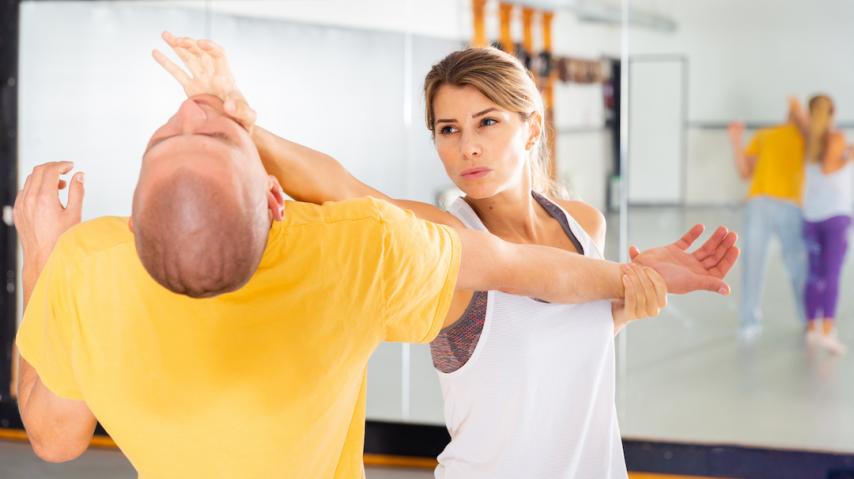 Jeune femme pratiquant le krav maga