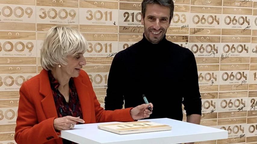 signature de la convention pour le passage de la flamme olympique dans l'Aude entre Hélène Sandragné et Tony Estanguet