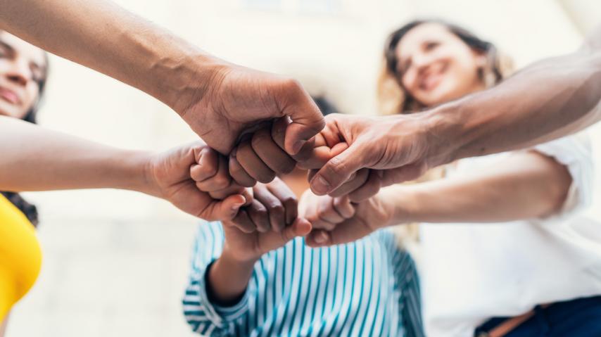 solidarité poings joints