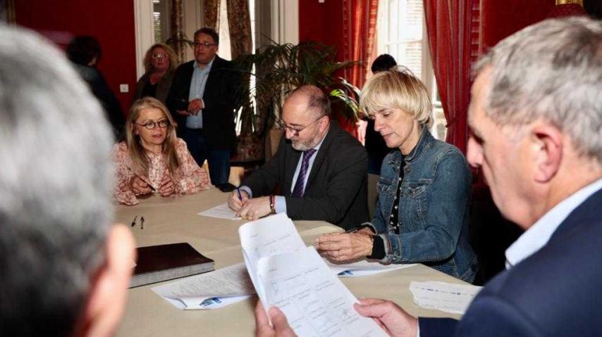 Thierry Bonnier, préfet de l'Aude, et Hélène Sandragné, présidente du Département de l'Aude, signataire aux côtés des partenaires.