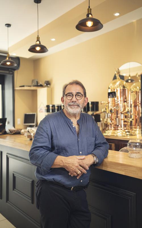 Alphonse Caravaca, président des Compagnons de Prosper Montagné photographié dans un restaurant audois
