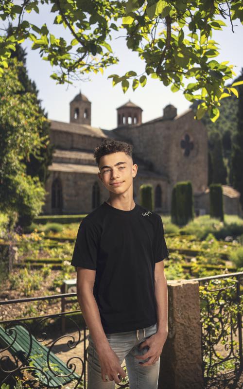 Ezio, un jeune lycéen audois photographié devant un site Pays cathare