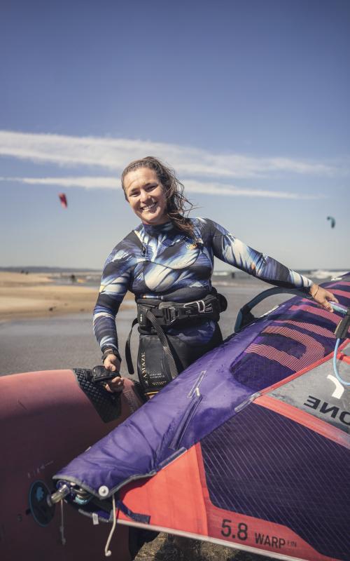 Marion Mortefon, championne du monde de planche à voile PWA en slalom photographiée dans une plage de l'Aude
