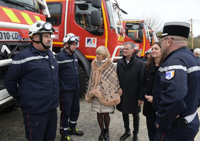 Remise de 11 camions citernes aux pompiers de l'Aude