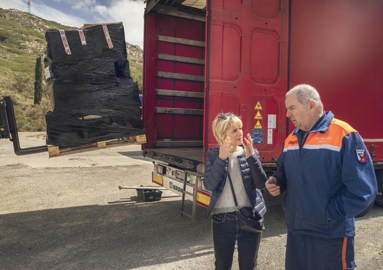 La présidente Hélène Sadragné, en discussion avec un responsable de la Sécurité civile chargé d'un convoi en partance pour l'Ukraine